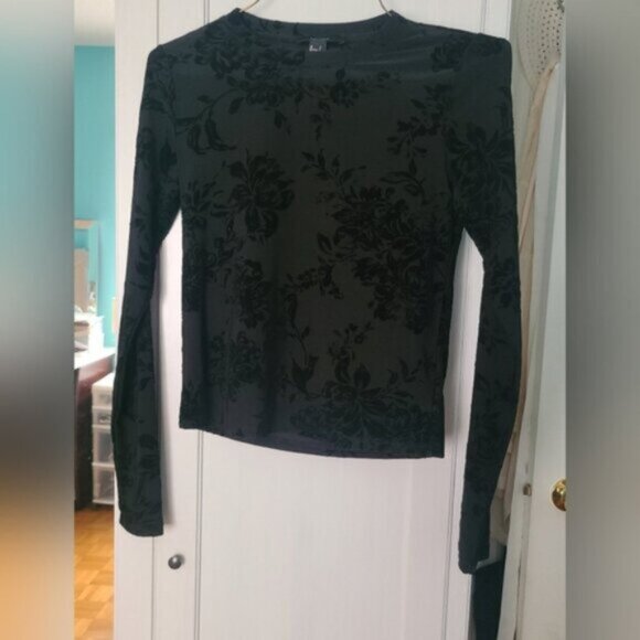 Forever 21 Ladies Black Velvet Floral Long Sleeved Top Size SMALL - Picture 3 of 8